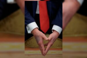 O presidente dos Estados Unidos, Donald Trump, reapereceu com a mão direita roxa nesta segunda-feira (25/8). Em julho deste ano, houve situação semelhante e a C