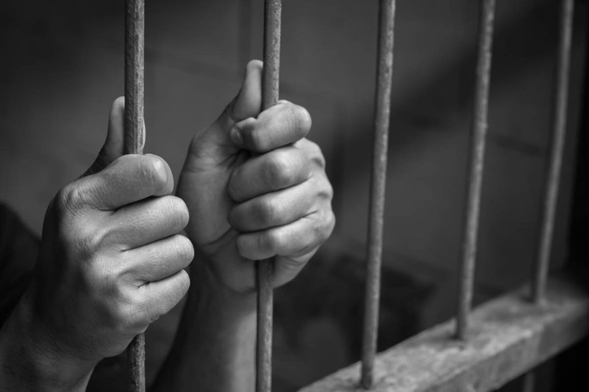 Tratamentos desumanos, condições degradantes, abuso de autoridade, violações no direito de visita, alimentação inadequada e até percevejos colocam em risco as c