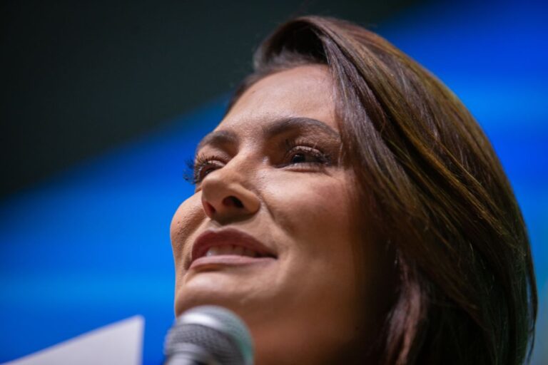 Prisão domiciliar de Bolsonaro impulsiona Michelle como candidata