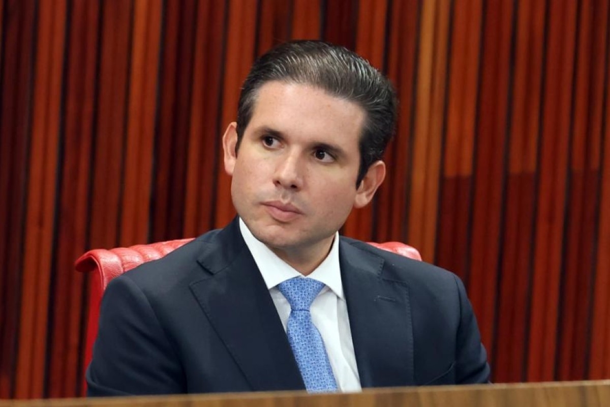 O presidente da Câmara dos Deputados, Hugo Motta (Republicanos-PB), classificou nesta quinta-feira (14/8) a decisão do deputado Eduardo Bolsonaro (PL-SP) de ir
