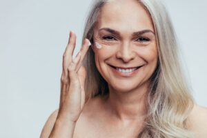 Manter a pele jovem e saudável não precisa ser caro. Um creme caseiro simples, feito com apenas cinco ingredientes naturais, pode ajudar a suavizar rugas profun
