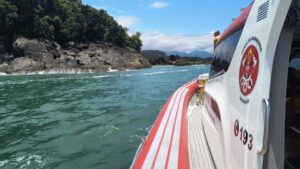 Mulher é encontrada morta no mar de São Sebastião, SP com colete salva-vidas. Vítima não identificada