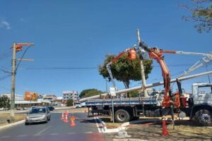 Neoenergia remove 1 tonelada de fios clandestinos de postes do DF