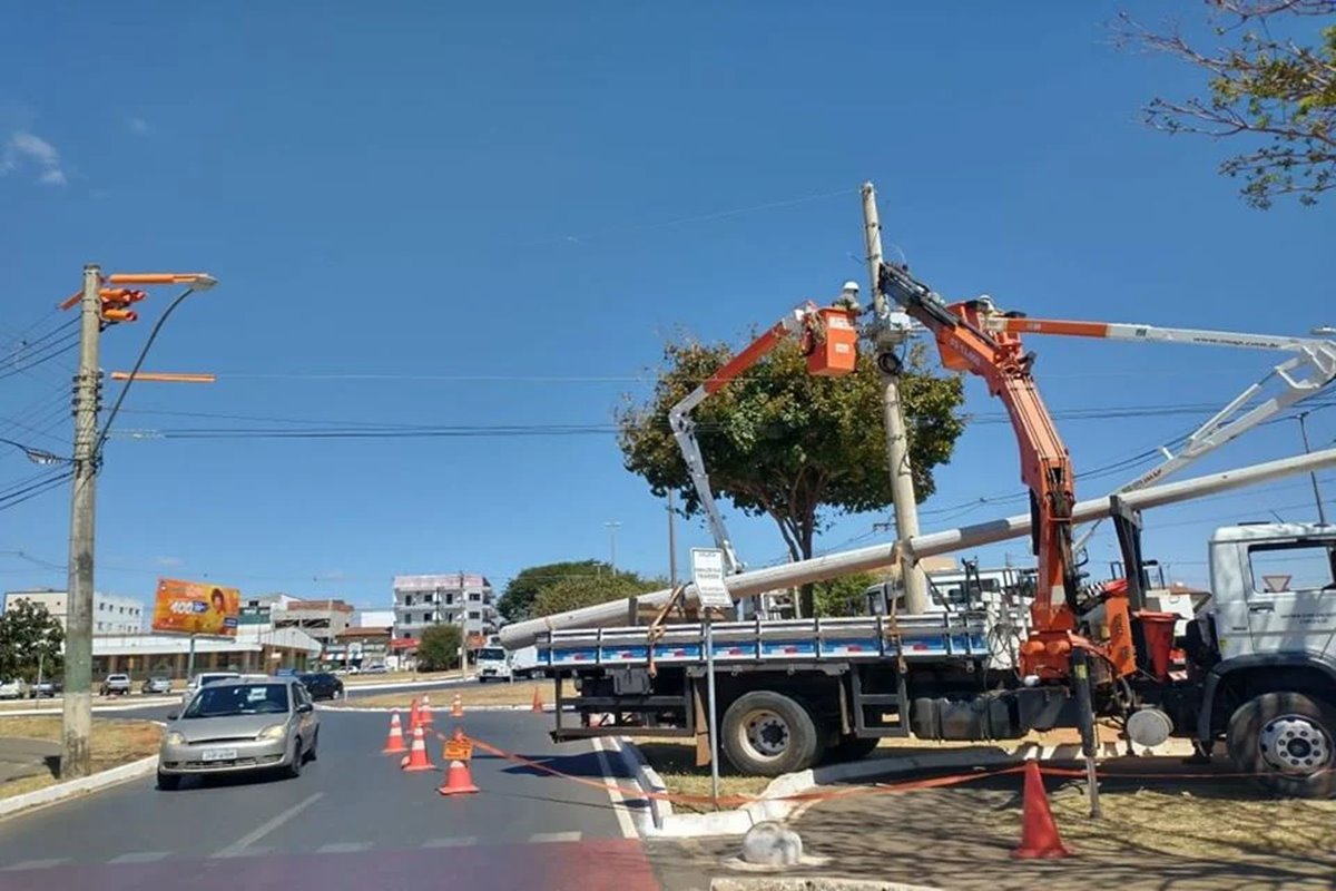 A Neoenergia Brasília tirou mais de 1 tonelada de cabos de telefonia clandestinos de postes do Distrito Federal (DF) em ação que durou 15 dias.
Conforme mapeame