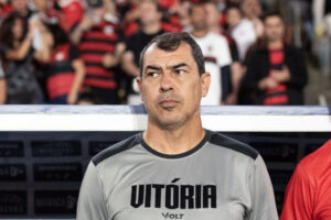 O Vitória anunciou, na madrugada desta terça-feira (26), a demissão do técnico Fábio Carille, horas depois da goleada por 8 a