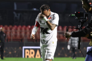 Neymar deixa gramado chorando após vexame do Santos e é consolado por Fernando Diniz, técnico do Vasco