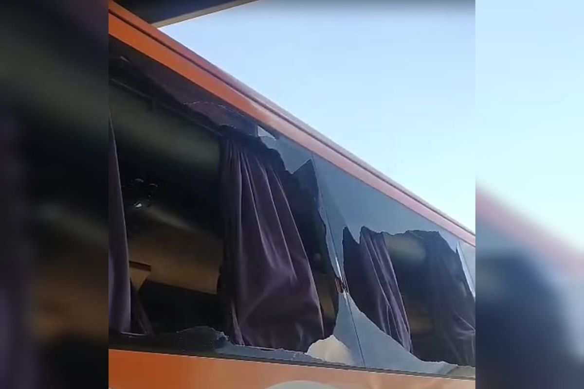 Um ônibus fretado da companhia aérea Gol foi atacado enquanto transportava funcionários, na Avenida 23 de Maio, em São Paulo, na manhã dessa terça-feira (12/8).