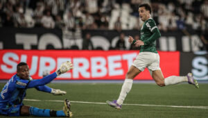 Palmeiras é mais eficaz que o Botafogo e cola no Flamengo na liderança do Brasileirão