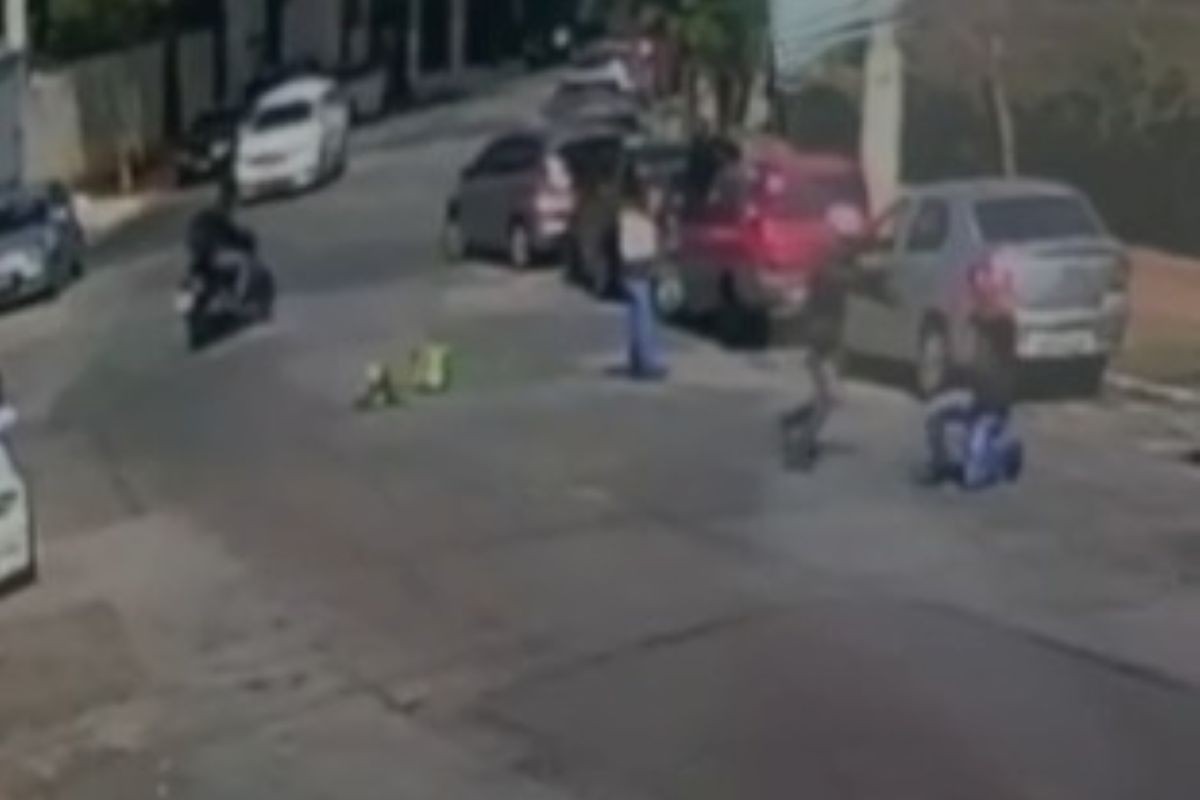 Três ladrões agridem e tentam atirar em PM, mas arma falha. Vídeo