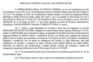 A Polícia Federal suspendeu o delegado Fernando de Sousa Oliveira por 34 dias. Ele comandava a segurança pública do Distrito Federal no dia dos atos antidemocrá
