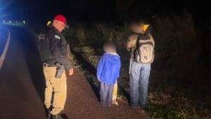 Crianças são achadas andando em rodovia após fuga para ver influencer