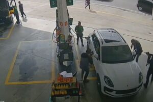 Vídeo: líder do PCC em Alagoas é preso enquanto abastece carro em SP