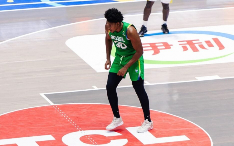 O pivô Ruan Miranda, do Flamengo, sofreu uma lesão durante a partida do Brasil contra os Estados Unidos na Americup de basquete. O atleta convocado