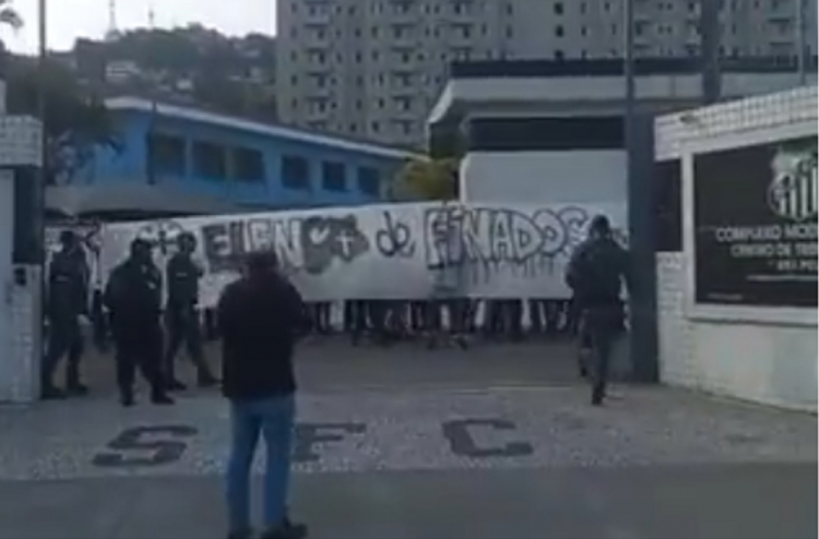 Torcida do Santos invade CT Rei Pelé em protesto no dia de reapresentação do time