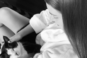 Marina Ruy Barbosa recorreu às redes sociais em busca de ajuda para localizar seu gato, que está desaparecido desde o último sá