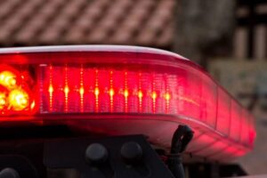 Mulher confunde pedais do carro automático e mata marido atropelado