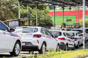 Um taxista conhecido como Almir morreu na tarde dessa segunda-feira (25/8) após sofrer um infarto dentro do próprio carro, no estacionamento de táxis do Aeropor