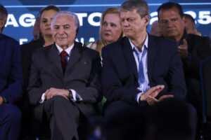 Tarcísio troca elogios com Temer, faz anúncios para prefeituras e recebe afago de Kassab