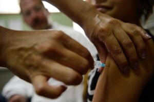 HPV: Brasil supera média global de vacinação, mas adesão ainda é baixa