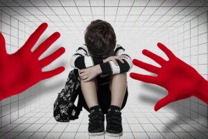 Mãe e padrasto que torturaram e mataram menino de 3 anos viram réus