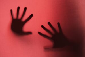 A cada 12 horas, uma mulher é vítima de violência sexual em SP