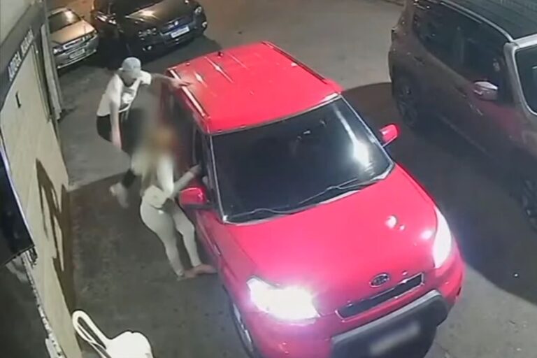 Vídeo: homem agride ex-namorada com chutes e voadora pelas costas