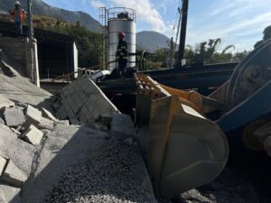 Muro desaba em cima de caminhão e mata motorista em avenida de São Sebastião