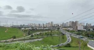 Frente fria e chance de chuva devem permanecer na região no fim de semana; confira a previsão