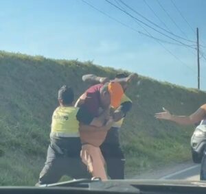 VÍDEO: motorista e agentes de trânsito se envolvem em briga em Atibaia