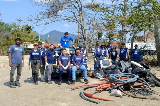 Programa “Mar Sem Lixo” retira TV e sofá no mangue da Enseada em ação que remove 350 kg de lixo