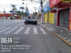 Carro bate em poste no Centro de Jacareí, SP