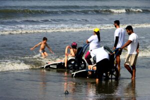 Programa Praia Acessível recebe PcDs atendidos pelo Ceprocom de São Bento do Sapucaí