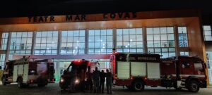 Bombeiros combatem início de incêndio no Teatro Mário Covas, em Caraguatatuba