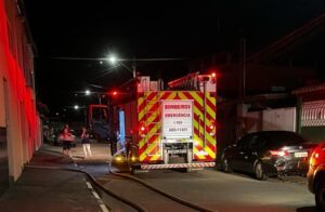 Equipes do Corpo de Bombeiros combatem incêndio em loja na cidade de Caraguatatuba