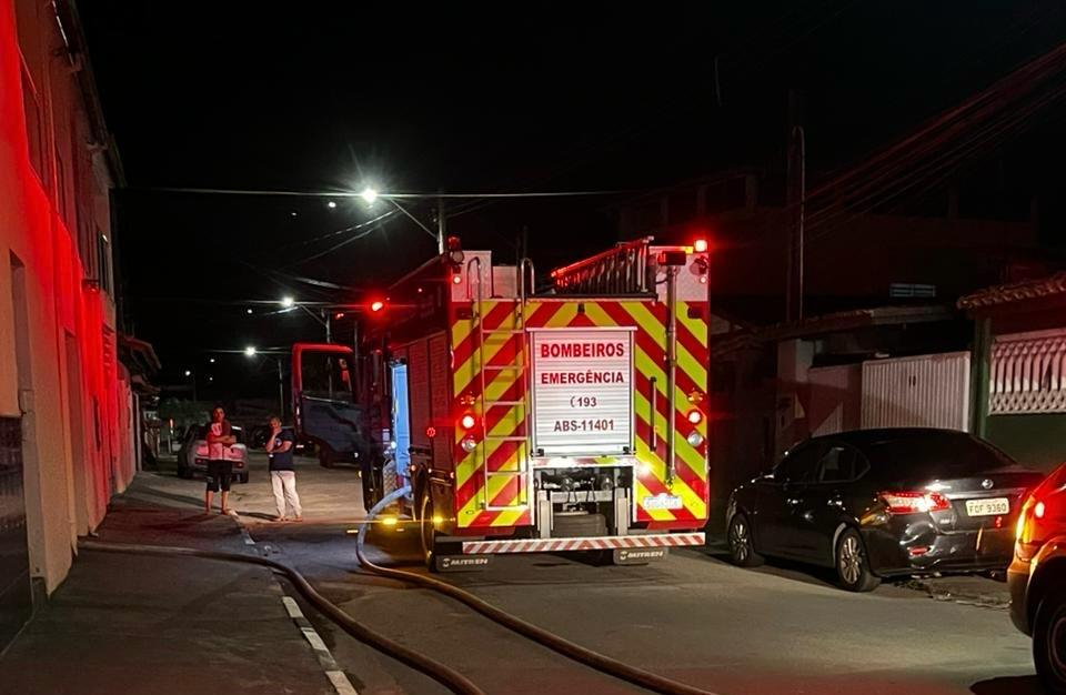 Equipes do Corpo de Bombeiros combatem incêndio em loja na cidade de Caraguatatuba