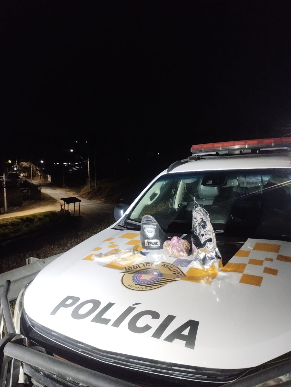 Polícia Rodoviária prende dupla com R$ 64 mil em skunk e crumble na Rodovia Carvalho Pinto, em SJC. Apreensão ocorreu após tentativa de fuga e perseguição.