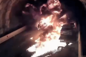 Vídeo: carro pega fogo em cima de guincho e interdita túnel no litoral