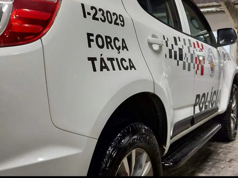 Dois homens procurados pela Justiça são presos, sendo um integrante de facção criminosa