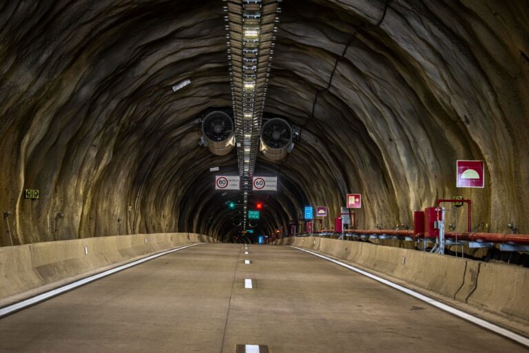 Túneis dos Contornos da Rodovia dos Tamoios serão fechados para manutenção noturna