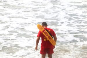 Governo do Estado abre 20 vagas de guarda-vidas temporários para Verão 2025/2026 em Caraguatatuba