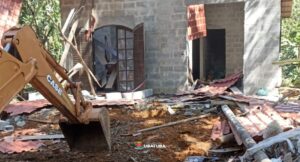 Fiscalização ambiental derruba obras ilegais em Ubatumirim construções