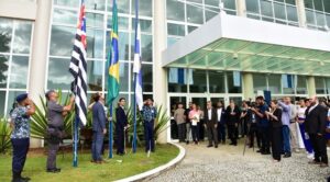Cerimônia de hasteamento dos pavilhões celebra 203 anos da Independência do Brasil em Caraguatatuba