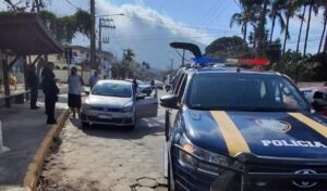 Homem embriagado que furou bloqueio em São Sebastião é preso