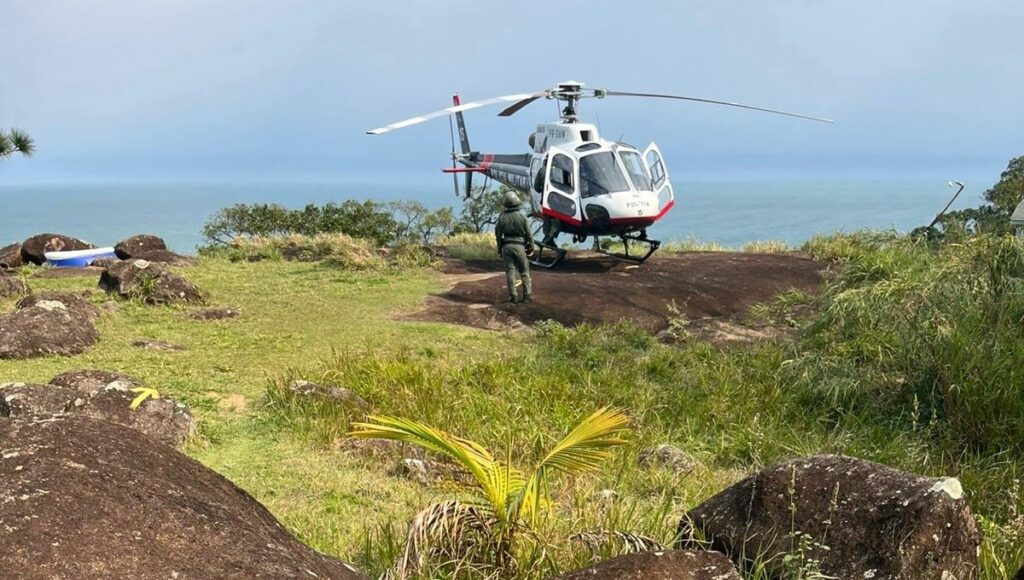 Turista é resgatada pelo helicóptero Águia após queda em cachoeira