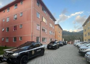 Fugindo dos policiais, homem pula do 3º andar do CDHU da Baleia Verde e fratura a bacia