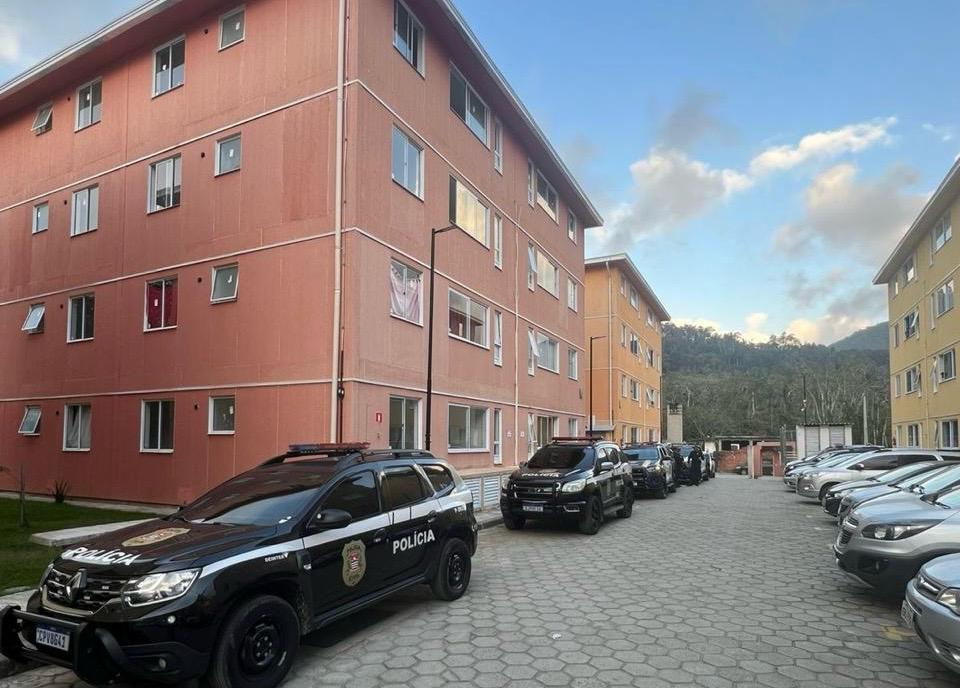 Fugindo dos policiais, homem pula do 3º andar do CDHU da Baleia Verde e fratura a bacia