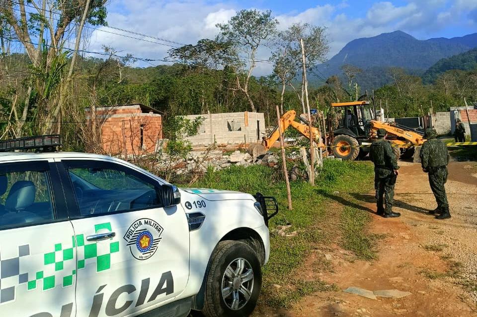 1.600 m² de vegetação nativa são suprimidas em áreas de preservação e construções irregulares são demolidas