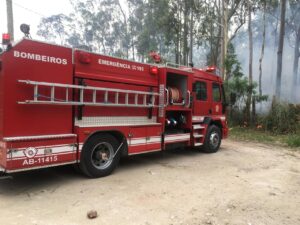 São Sebastião conta com dois focos de incêndio em bairros distantes e apenas um caminhão para combater as chamas
