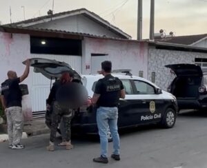 Polícia Civil de Caraguatatuba prende mãe e filho investigados por tráfico de drogas e homicídio