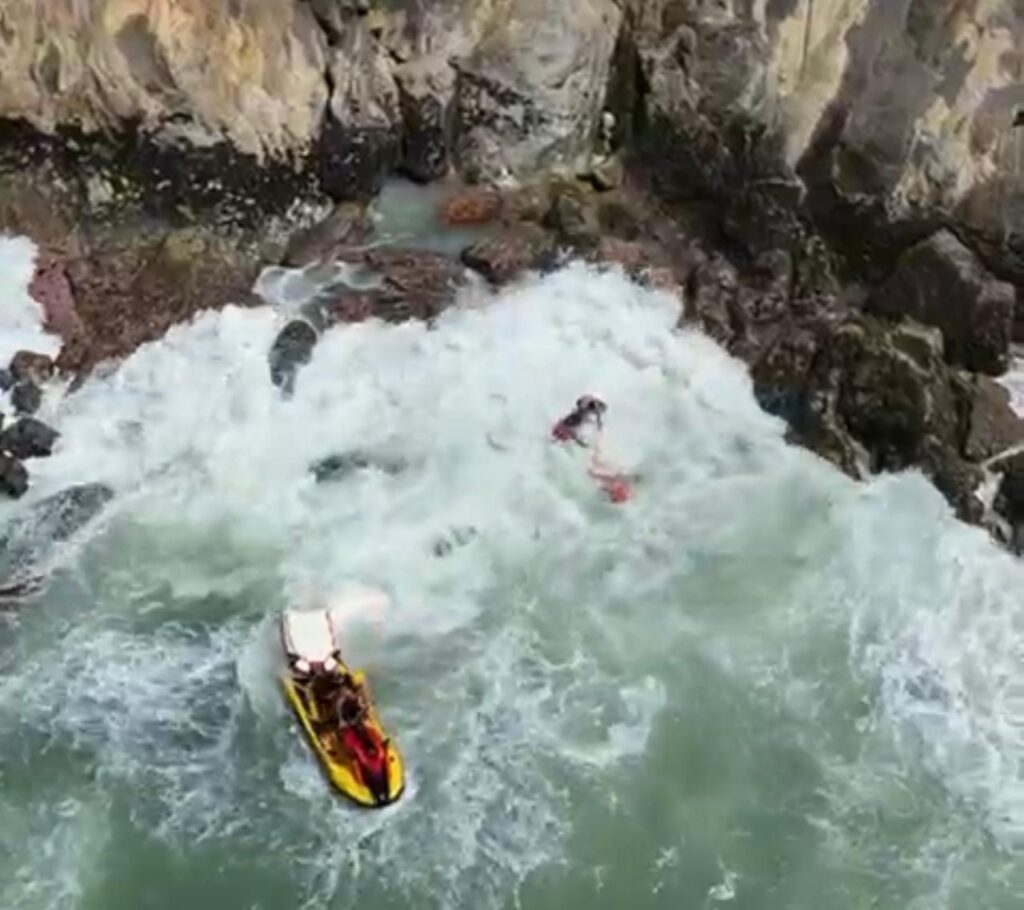 Quarda-vidas se joga nas pedras da costeira para salvar uma criança